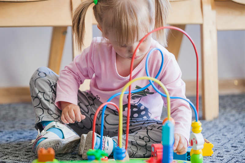 criança brincando com brinquedo mnontessori